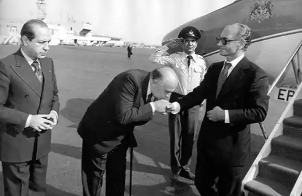 تعبیر خواب بوسیدن پادشاه + برای زن متاهل و باردار و دختر مجرد و از دید مولف