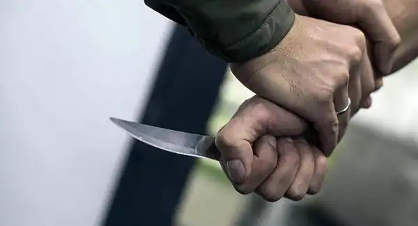 تعبیر خواب خفت شدن با چاقو + برای زن متاهل و باردار و دختر مجرد و از دید مولف
