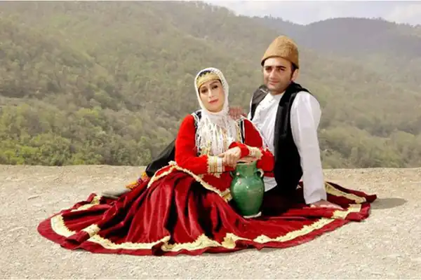 تعبیر خواب لباس محلی قرمز + برای زن متاهل و باردار و دختر مجرد و از دید مولف