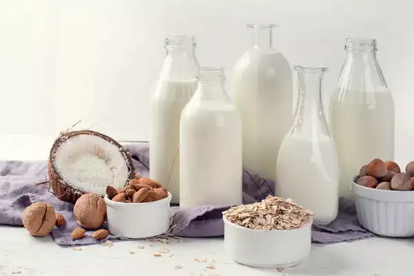 تعبیر خواب شیر خوردنی منوچهر مطیعی + برای زن متاهل و باردار و دختر مجرد