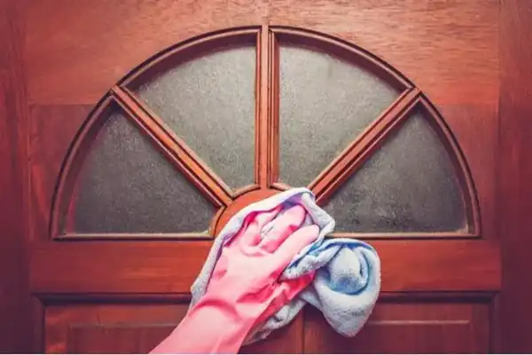 تعبیر خواب شستن درب خانه + برای زن متاهل و باردار و دختر مجرد و از دید مولف