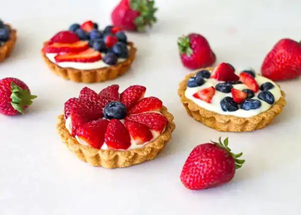 تعبیر خواب شیرینی گرفتن از دیگران و خوردن + برای زن متاهل و باردار و دختر مجرد و از دید مولف