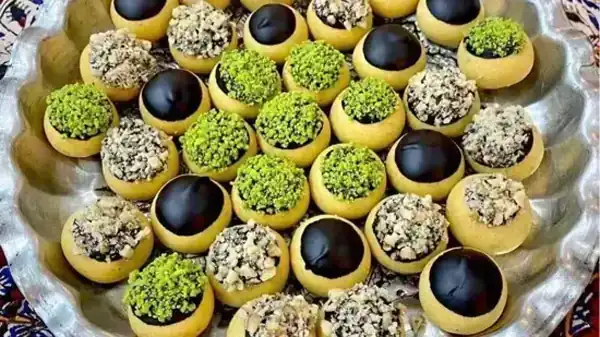 تعبیر خواب شیرینی خوردن دیگران + برای زن متاهل و باردار و دختر مجرد و از دید مولف