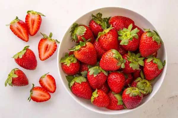 تعبیر خواب گرفتن توت فرنگی از مرده + معنی گرفتن توت فرنگی از مرده در خواب های ما چیست