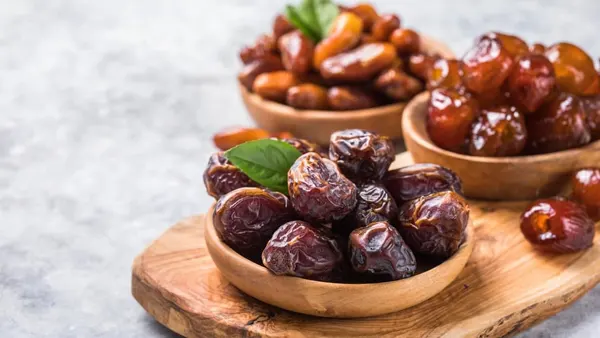 تعبیر خواب خرما خوردن زن + معنی خرما خوردن زن در خواب