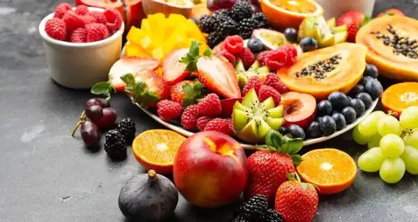 تعبیر خواب میوه گرفتن از دیگران + برای زن متاهل و باردار و دختر مجرد و از دید مولف