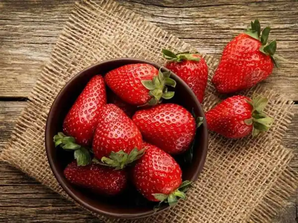 تعبیر خواب توت فرنگی برای دختر مجرد + معنی دیدن توت فرنگی برای دختر مجرد در خواب چیست