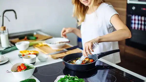تعبیر خواب غذا پختن دختر مجرد + معنی غذا پختن در خواب دختر مجرد چیست