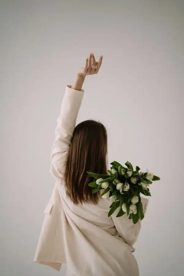 مدل عکس گرفتن با گل + شیک ترین ژست های دخترانه و کیوت برای عکس گرفتن با دسته گل بزرگ و کوچک
