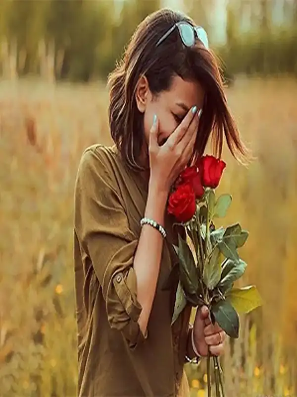مدل عکس گرفتن با گل + شیک ترین ژست های دخترانه و کیوت برای عکس گرفتن با دسته گل بزرگ و کوچک