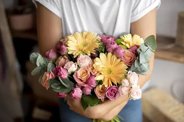 مدل عکس گرفتن با گل + شیک ترین ژست های دخترانه و کیوت برای عکس گرفتن با دسته گل بزرگ و کوچک