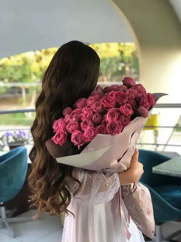 مدل عکس گرفتن با گل + شیک ترین ژست های دخترانه و کیوت برای عکس گرفتن با دسته گل بزرگ و کوچک