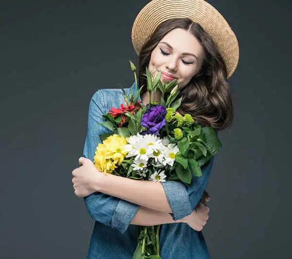 مدل عکس گرفتن با گل + شیک ترین ژست های دخترانه و کیوت برای عکس گرفتن با دسته گل بزرگ و کوچک