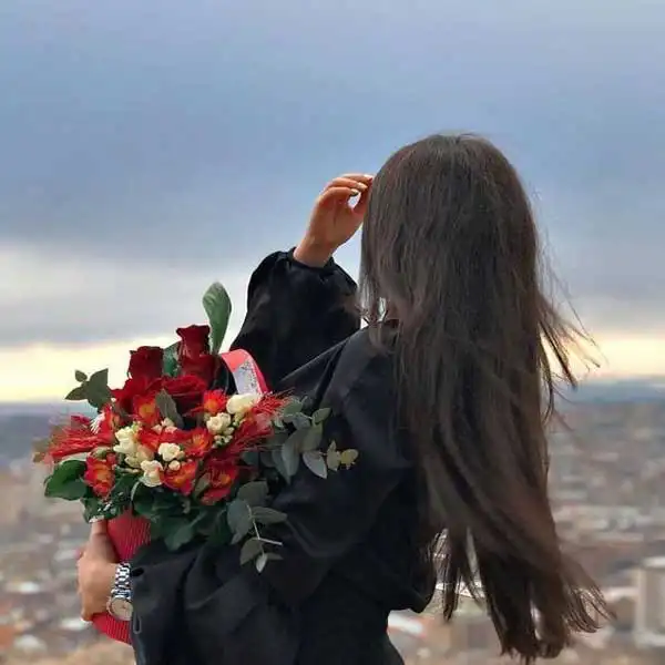 مدل عکس گرفتن با گل + شیک ترین ژست های دخترانه و کیوت برای عکس گرفتن با دسته گل بزرگ و کوچک