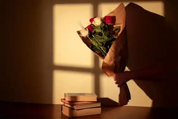مدل عکس گرفتن با گل + شیک ترین ژست های دخترانه و کیوت برای عکس گرفتن با دسته گل بزرگ و کوچک