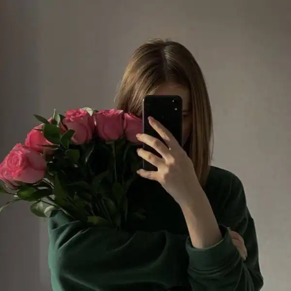 مدل عکس گرفتن با گل + شیک ترین ژست های دخترانه و کیوت برای عکس گرفتن با دسته گل بزرگ و کوچک