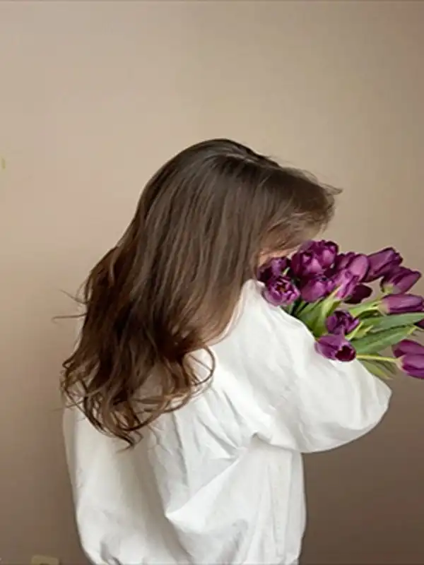 مدل عکس گرفتن با گل + شیک ترین ژست های دخترانه و کیوت برای عکس گرفتن با دسته گل بزرگ و کوچک