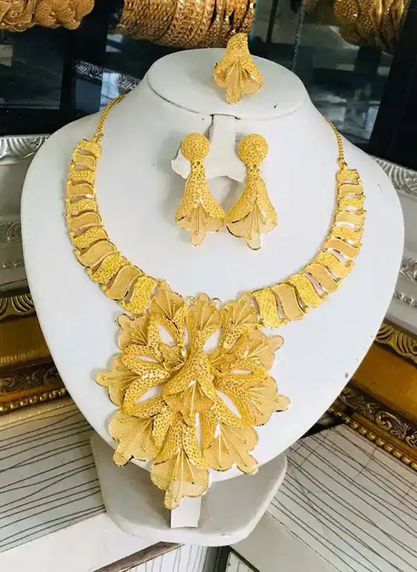 مدل سرویس طلا اماراتی + زیباترین مدل های سرویس طلای بسیار سنگین اماراتی برای هدیه دادن
