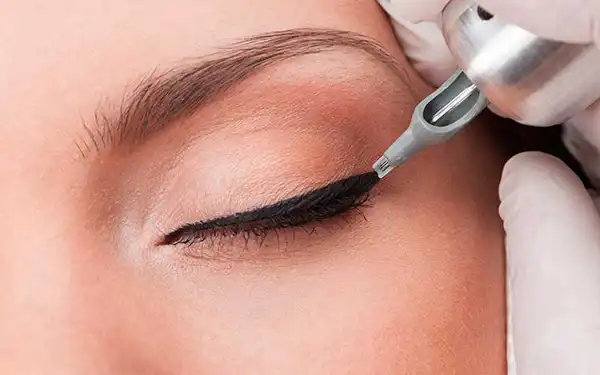 مدل تاتو خط چشم جدید + جدیدترین تکنیک های شیک و طبیعی برای تاتو خط چشم دائمی