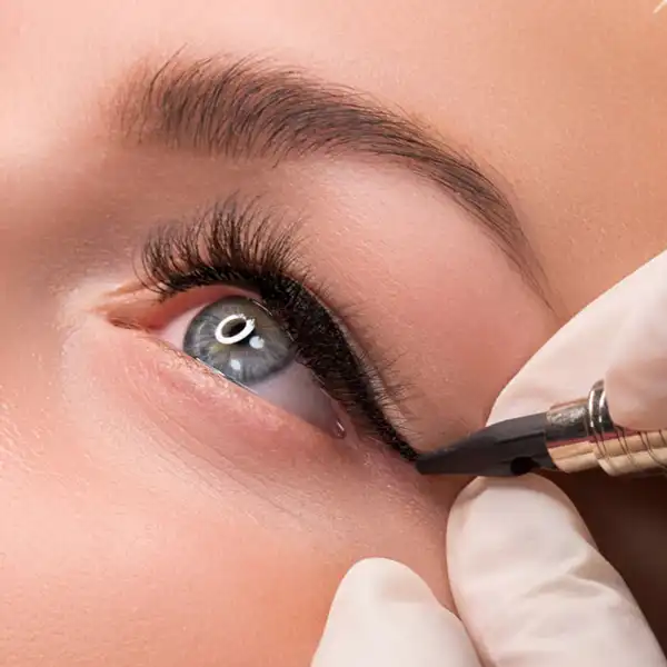 مدل تاتو خط چشم جدید + جدیدترین تکنیک های شیک و طبیعی برای تاتو خط چشم دائمی