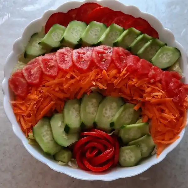 مدل سالاد با خیار و گوجه + زیباترین و تازه ترین ایده های تزیین سالاد برای سفره های رنگا رنگ 