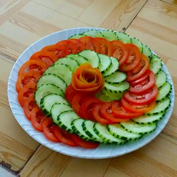 مدل سالاد با خیار و گوجه + زیباترین و تازه ترین ایده های تزیین سالاد برای سفره های رنگا رنگ 