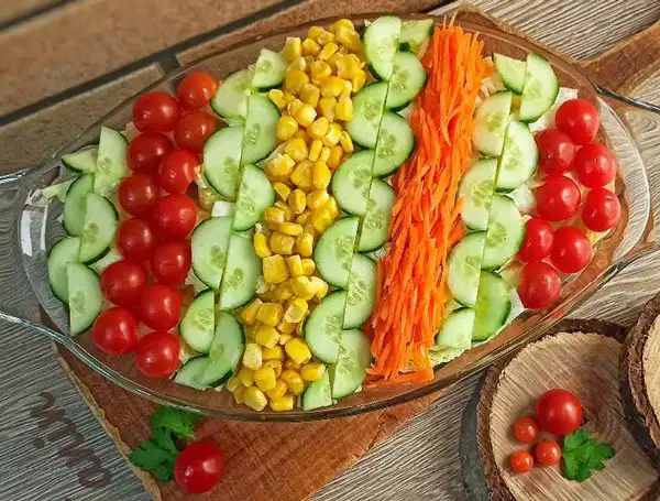 مدل سالاد با خیار و گوجه + زیباترین و تازه ترین ایده های تزیین سالاد برای سفره های رنگا رنگ 