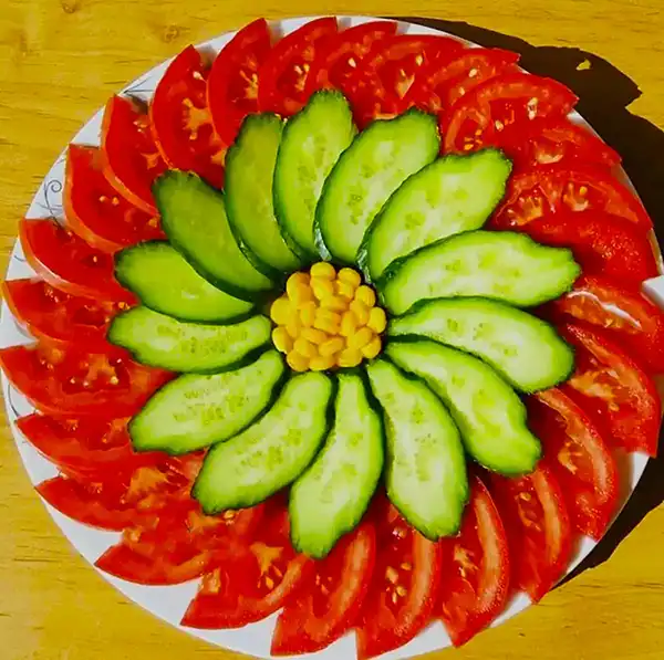 مدل سالاد با خیار و گوجه + زیباترین و تازه ترین ایده های تزیین سالاد برای سفره های رنگا رنگ 