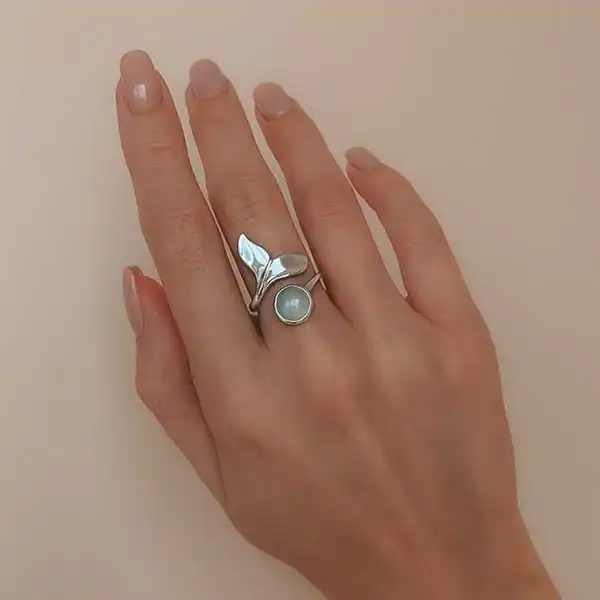مدل انگشتر نقره زنانه نگین دار + طراحی مدرن و جلوه‌ای شیک برای استایل‌های زنانه