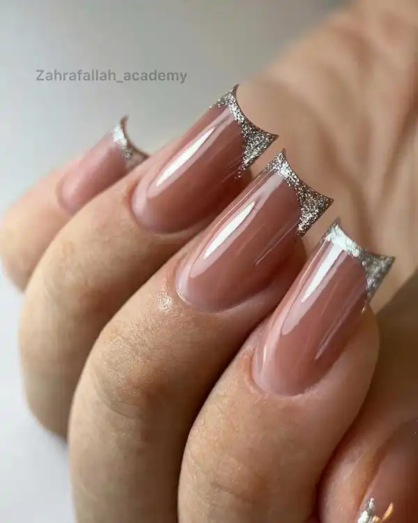 مدل ناخن فرنچ اکلیلی + ترکیب ظرافت و زرق‌وبرق در فرنچ اکلیلی جدید؛ منحصر‌به‌فردی