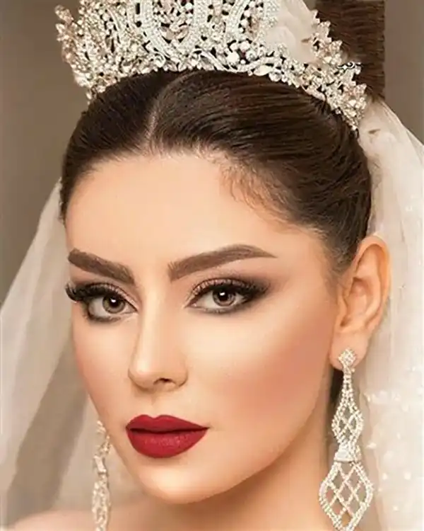 مدل آرایش اسموکی با رژ قرمز + ظاهر دراماتیک‌تر با مدل آرایش اسموکی با رژ قرمز