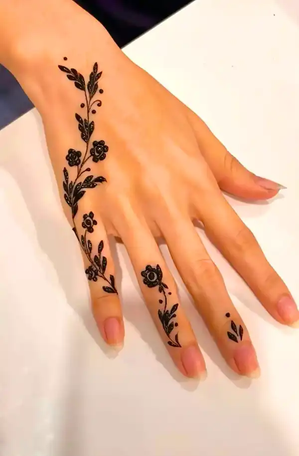 مدل حنا اسم + طراحی با حنا کاری جذاب و خلاقانه برای افراد جسور و خلاق