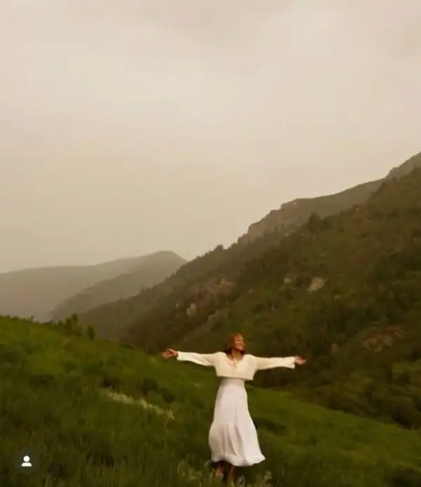 مدل عکس در طبیعت + مجموعه ای جذاب و ترند از عکس در طبیعت چراکه ثبت تصاویر از گلها، برگها یا قطرات باران میتواند عکسهایی منحصر به فرد و متفاوت ایجاد کند