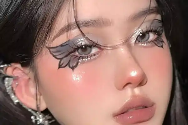 مدل خط چشم پروانه ای + ژورنالی از جذاب ترین مدل های آرایش و خط چشم پروانه ای