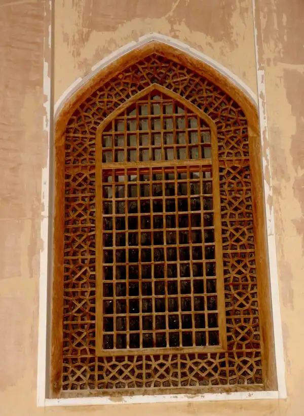 مدل پنجره ساده + انواع متفاوتی از مدل پنجره ساده که احساس آرامش طبیعت رو به همراه عطر گل های روی ایوانِ این پنجره ها، به شما هدیه میدن.