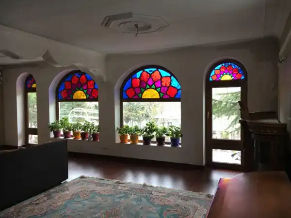 مدل پنجره ساده + انواع متفاوتی از مدل پنجره ساده که احساس آرامش طبیعت رو به همراه عطر گل های روی ایوانِ این پنجره ها، به شما هدیه میدن.
