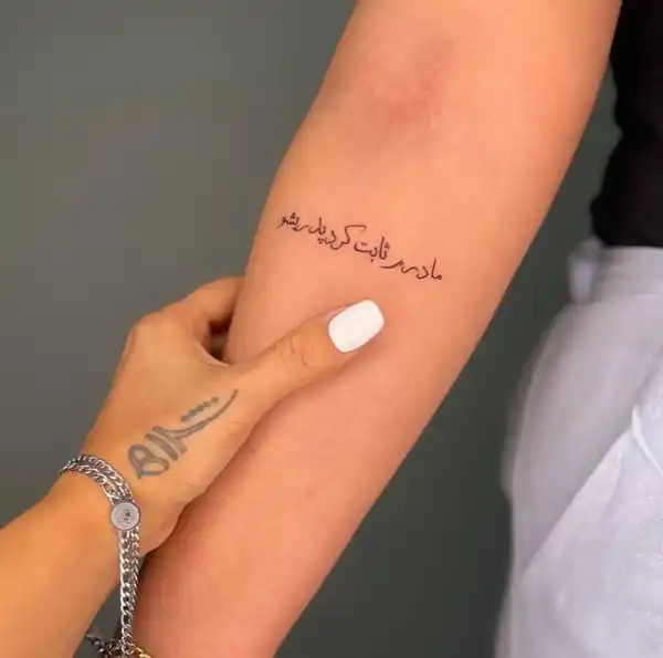 تاتو دخترانه خفن +  نماد ظرافت،عشق و هنر در تاتو دخترانه خفن