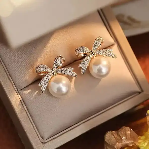 مدل گوشواره با مروارید + درخشش و جلوه‌ خاص چهره شما با مدل گوشواره با مروارید